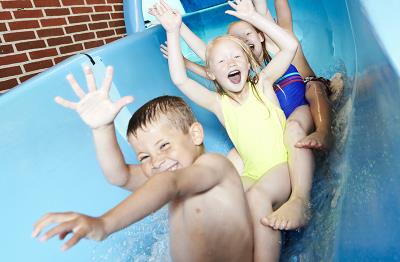 Svøm & Leg for alle - børn i vandrutschebane